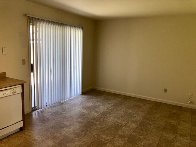 Building Photo - Cute and Sunny 3 Bedroom, 2 Bathroom Home