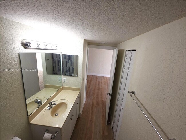 Building Photo - 437 SW 7th St