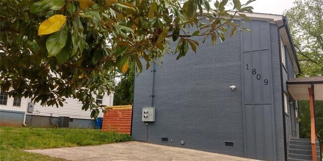 Building Photo - 1809 Vesta Ave