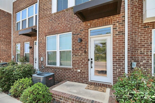 Building Photo - 256 Parkwood Ave