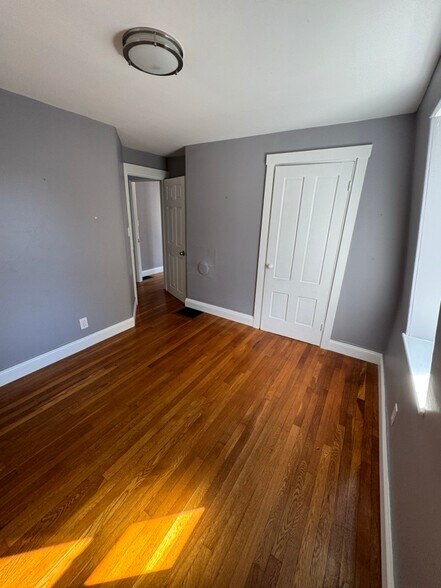 Building Photo - 1104 Pleasant St