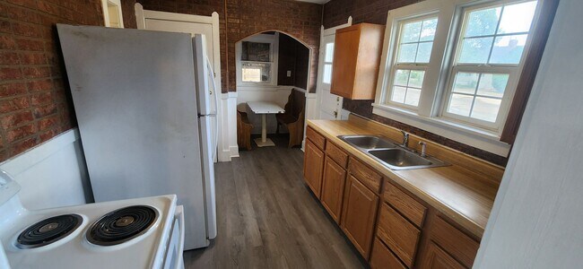 Building Photo - MOVE IN SPECIAL 1/2 OFF FIRST FULL MONTHS RENT.  ALL PROSPECTIVE TENANTS MUST SUBMIT A $58 NON-RE...
