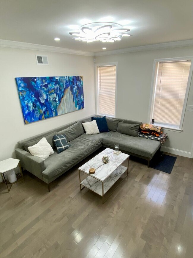Building Photo - Beautiful 2-Bedroom Townhouse in Point Bre...