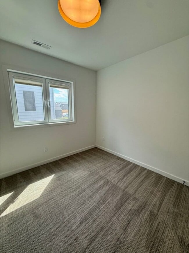 Building Photo - Single Family HOME with 3 Bedrooms 2 1/2 Bathrooms - Where Mountains meet you at upscale living!