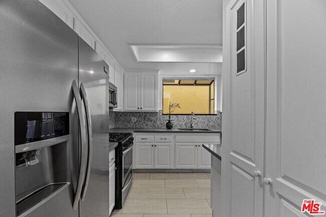 Building Photo - 1811 Manning Ave