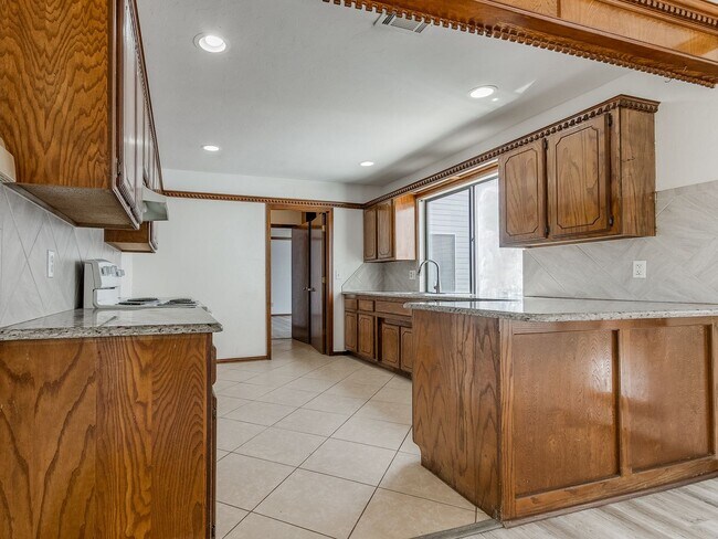 Building Photo - 3 Bed 2 bath!