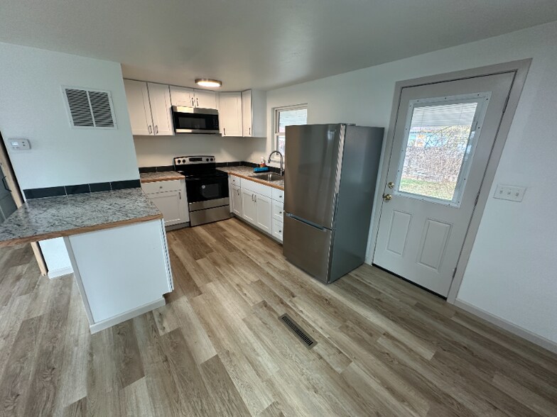 Building Photo - 1260 E 4th N