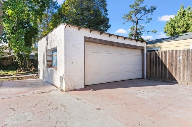 Building Photo - 2081 Oakwood Dr