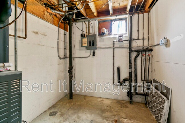 Building Photo - 12865 Valley St