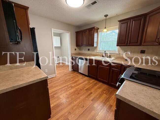 Building Photo - Spacious 3 Bedroom Home with Primary Suite on Main Level in Camden Forest