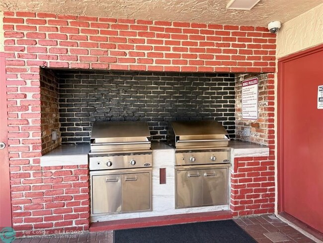 Building Photo - 1055 Country Club Dr