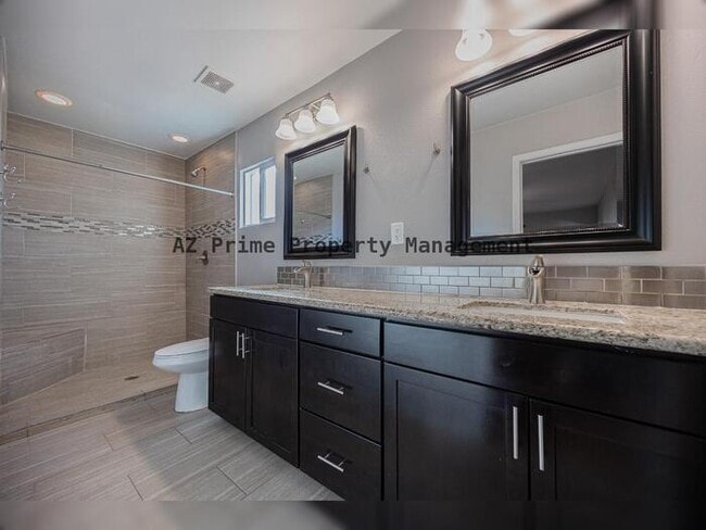 Building Photo - 1619 E Whitton Ave