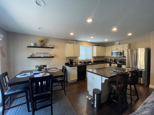 Building Photo - Spacious 2 bedroom plus a den 2 bath 2 car garage in Northwest Reno!