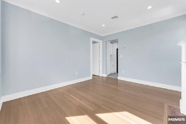 Building Photo - Renovated Modern 2 Bedroom -  No Fee