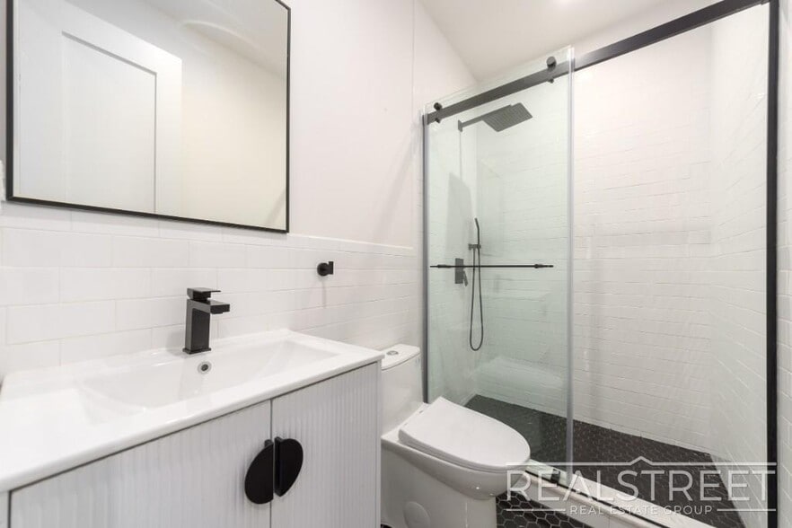 Building Photo - 3 Bed 3 Bath with W/D in unit!