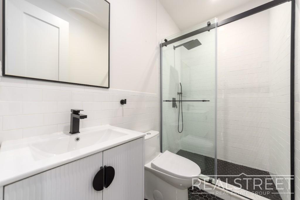 Building Photo - 3 Bed 2 Bath with W/D & Terrace!