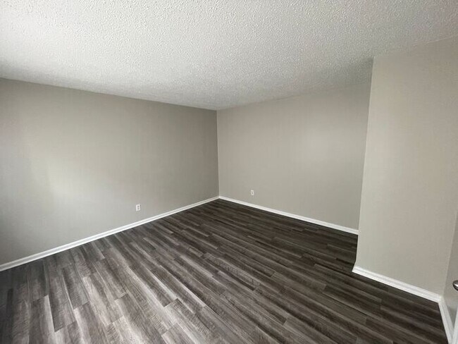 Building Photo - 1306 Northwoods Dr
