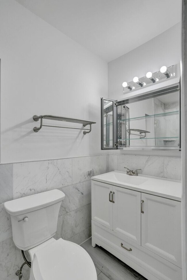 Building Photo - Gorgeous New 3 bedroom 2  bath - one Story home in Oakland Park