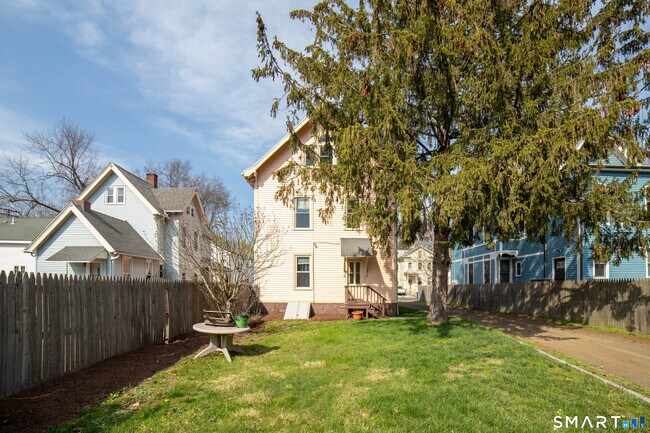 Building Photo - 118 Lawrence St