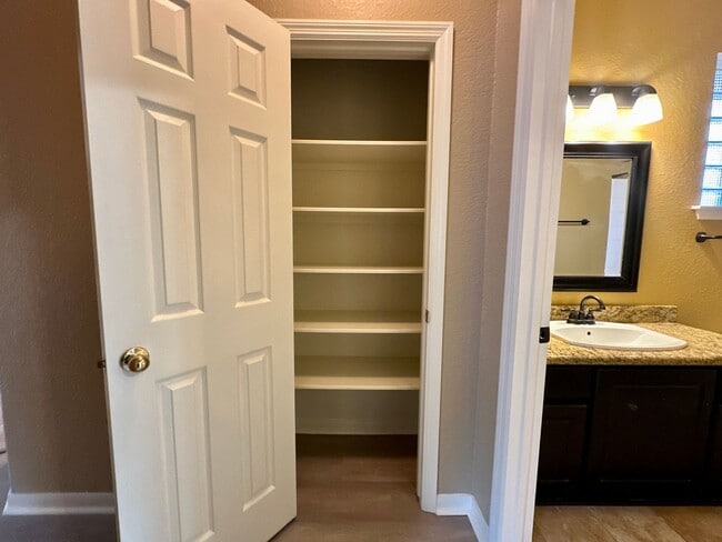 Building Photo - For Lease | 4 Bed, 2 Bath |2,280 Sq Ft | C...