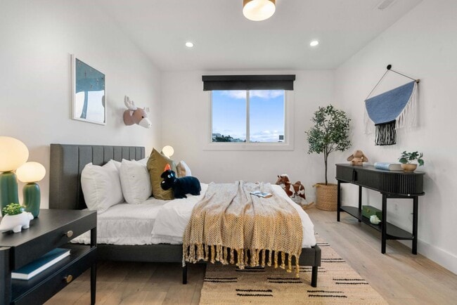 Building Photo - Updated and Modern 4 Bed + Office, 3.5 Bat...