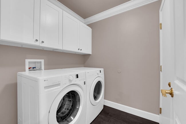 Building Photo - Don't miss out on this super cute 2-bedroo...