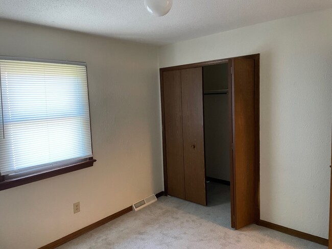 Building Photo - 674 Dussel Dr