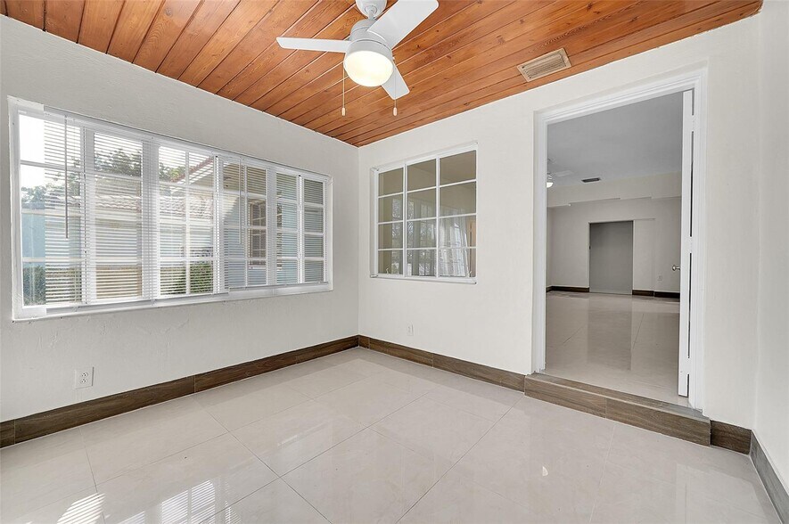 Building Photo - 330 SW 48th Ave