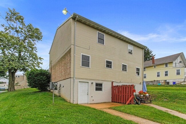 Building Photo - Coming Soon - 2 Bedrooms 1 bath - Dallasto...