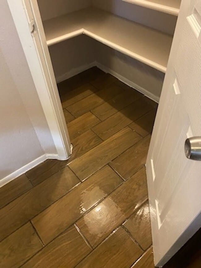 Building Photo - Large 3 bed 2 bath duplex