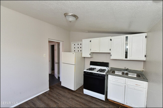 Building Photo - 3519 Douglas Ave