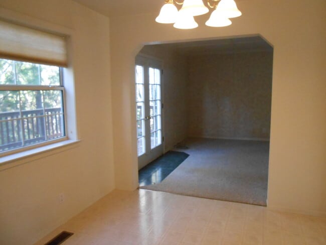 Building Photo - $500 MOVE IN SPECIAL OFF FIRST MONTHS RENT.