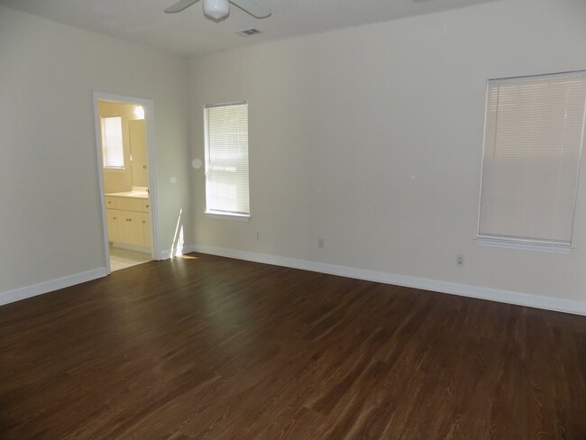 Building Photo - 2 Bedroom, 2 Bath Townhome on Southside Sa...