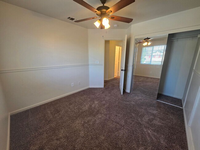 Building Photo - 3 bedroom with an extra office/den space in Modesto!