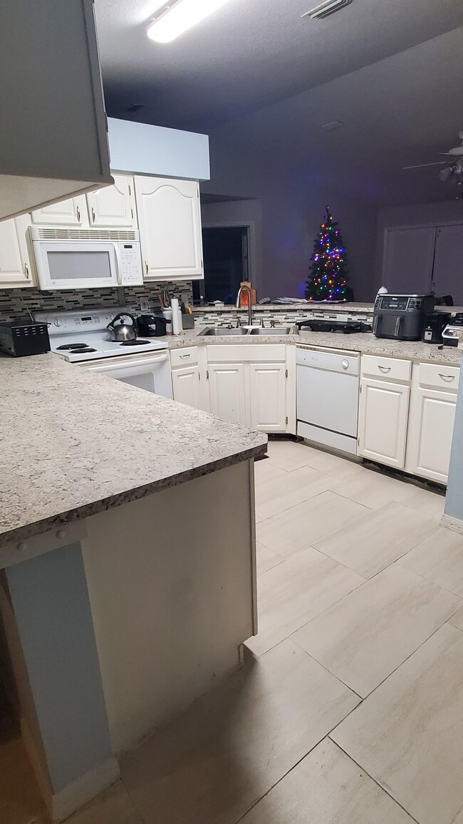 kitchen (floors updated) - 4673 Camberly St