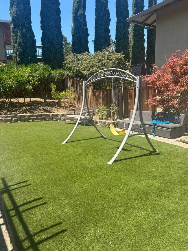 Building Photo - Completely Remodeled 3-Bedroom Beauty in P...