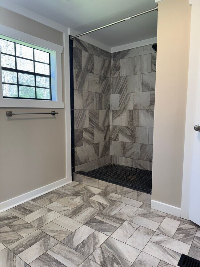 Building Photo - Fully Renovated Secluded 3 Bedroom Rancher!