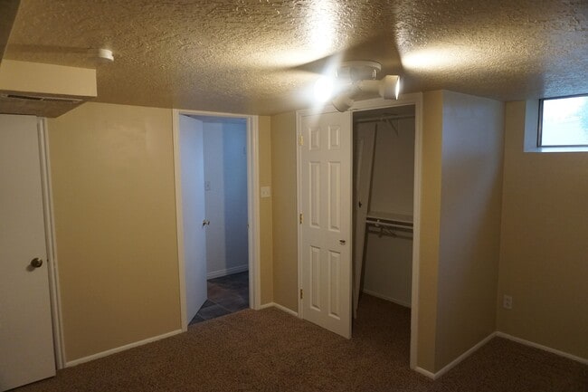 Building Photo - Bountiful 3 Bedroom 2 Bath Home