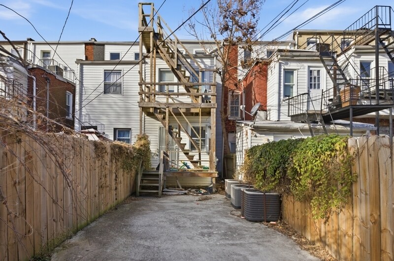 Building Photo - 2429 Barclay St