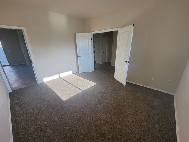 Building Photo - Gorgeous 5 bedroom in Quiet Kennewick Neig...