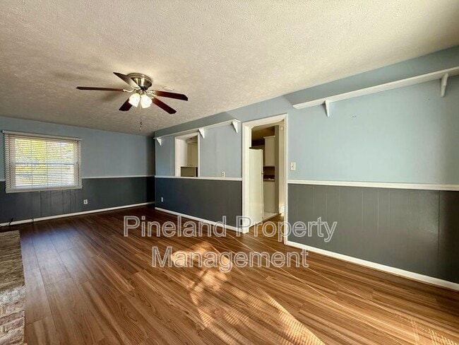 Building Photo - 1521 Paisley Ave