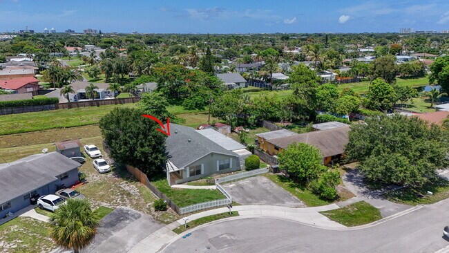 Building Photo - 3943 Roan Ct W