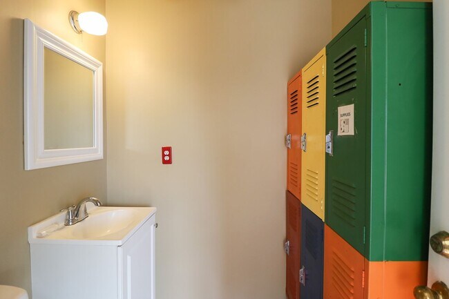 Building Photo - 2 Bed | 3 Bath with In-Ground Pool in Cent...