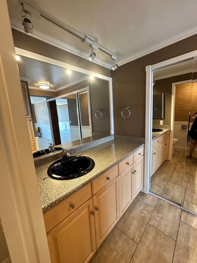 Building Photo - Spacious 2 Bedroom 2 Baths Condo with Wate...