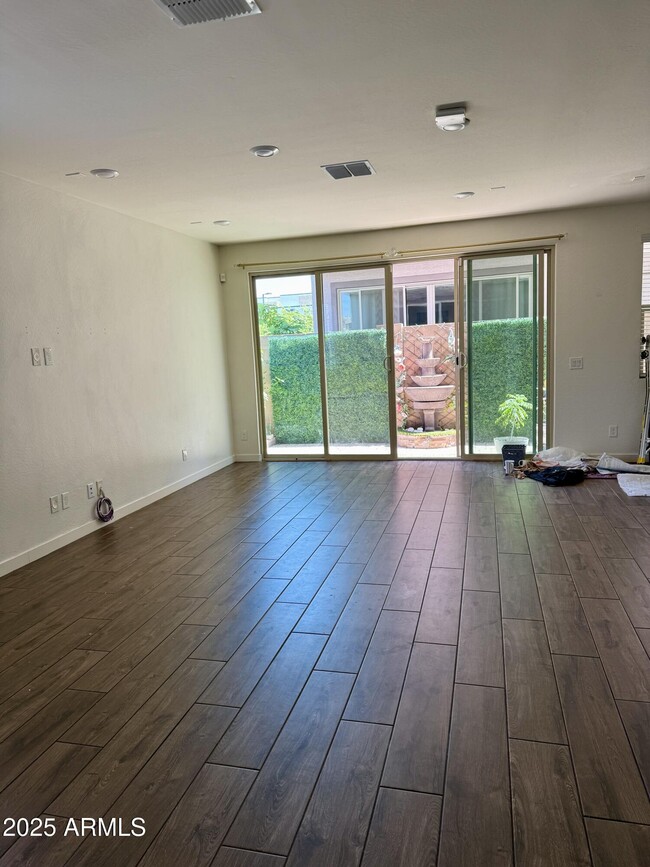 Building Photo - 955 E Danbury Dr