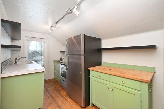 Building Photo - 1509 10th Ave W
