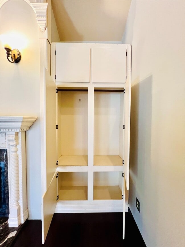 Building Photo - 2100 Tanglewilde St