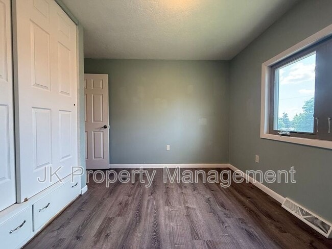 Building Photo - 105 Riverview Dr W