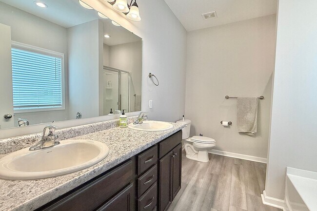 Building Photo - AVAILABLE NOW! (Pet Friendly)