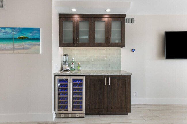 Building Photo - 1160 Hillsboro Mile